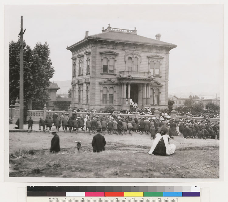 Mass on 17th St. after 1906 Earthquake